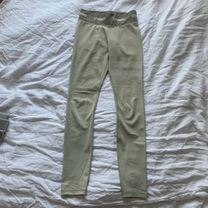 Träningstights från stronger - Gråa/beiga träningstights från stronger. Köpta för ett par år sedan men använda fåtal gånger så har inga slitningar på trycken. Mitt pris, 199 + frakt då de är som HELT nya🤍🤍