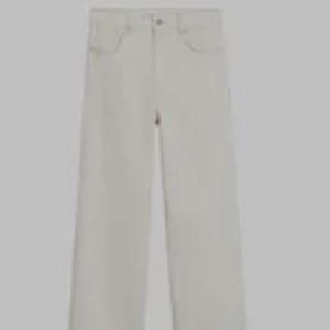 Mango jeans  - Säljer mina supersnygga jeans från mango i strl 38. Dom är lite klippa längs ner i benen då de var för långa för mig men passar mig perfekt nu lite oversized som är 165-166cm lång. Lånad bild men kan fixa fler vid intresse, 150kr eller bud💖köparen står för frakten 