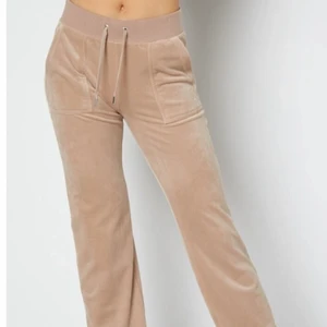 Juciy Couturebyxor - Juciy Couturebyxor. Är 165cm lång perfekt i längden. Köpta för 1 månad sedan. Små i storleken. Skriv privat om du är intresserad och för egna bilder. 