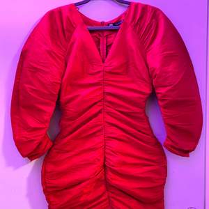 En figursydd röd klänning från Zara! Bild 3 ger bättre uppfattning av materialet😍 Riktigt snygg och är i storlek XS. Säljer den då den sitter för mig. ⚠️ Dragkedjan där bak tenderar att fastna ibland när man ska dra upp den ⚠️ men annars är den i bra skick🤩