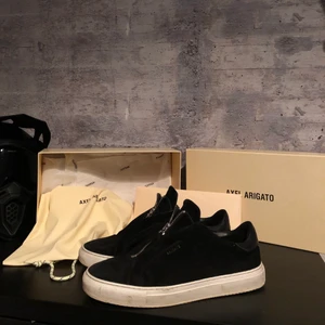 Axel arigato  - Säljer ett par Axel arigato skor i väldigt bra skick som inte kommer till användning. Skorna köptes i slutet på november på Axel arigatos hemsida. Box, påse o allt finns utom kvitto tyvär. Hämtas eller fraktas vid frakt står köpare för frakt!! Skorna tvättas givetvis innan frakt då dom är lite smutsiga just nu