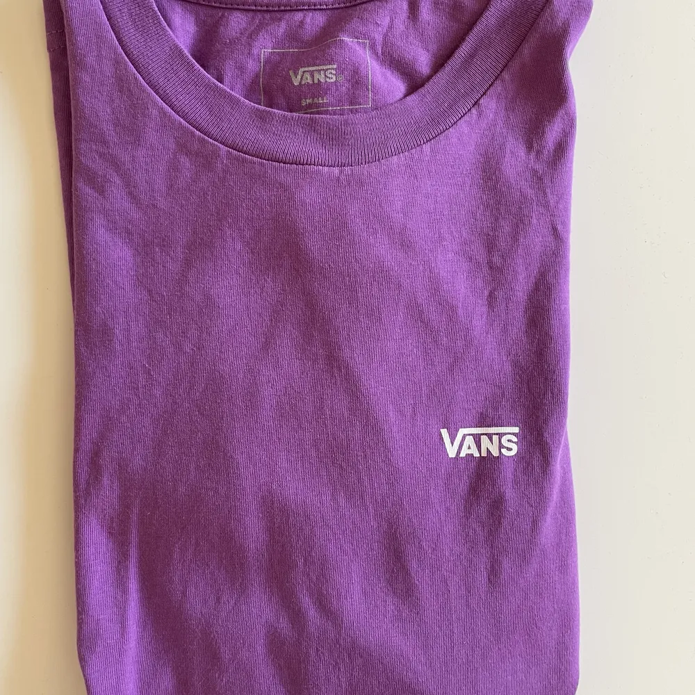 Lila T-shirt från Vans. Aldrig använd. Väldigt användbar och snygg!. T-shirts.