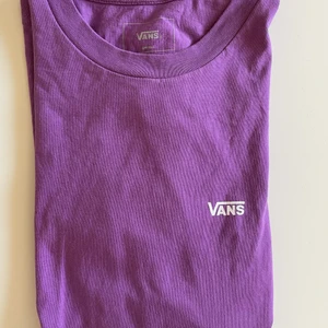 T-Shirt - Lila T-shirt från Vans. Aldrig använd. Väldigt användbar och snygg!