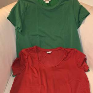 Den gröna t-shirten är från Monki och den röda är från Cubus. Båda är tunna med mjukt och skönt material😌