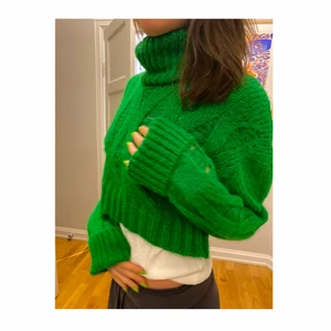 Grön stickad  - Säljer denna slutsålda cropped knit från zara. Ursprungligen gick denna dröm för 359:- 💚 Aldrig använd