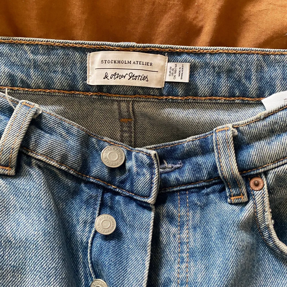 Perfekta blåa jeans från otherstories som tyvärr är för små för mig. Jag är 164 cm och perfekta i längden, storlek 29 men försmå för mig som brukar ha S/M eller 38 (ska vara små i storleken enligt other stories). Slut på hemsidan och knappt använda. Nypris cirka 900. . Jeans & Byxor.