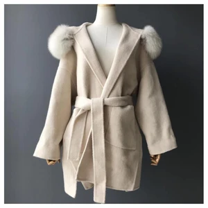 Kappa päls - Väldigt fin kappa i färgen beige köpte för 2200 har haft den några månader har inte någon användning då jag inte har intresse för kappor dp jag vill sälja vidare den🤍