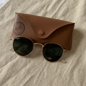 Ray-ban solglasögon  - Säljer mina ray-ban solglasögon i en rundare modell. De är i fint skick har inga repor❣️ säljer dem för 500kr + frakt