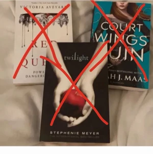 Böcker (red Queen, twilight, acowar) - Böckerna är bra skick, har tyvärr flera exemplar oh behöver inte dessa. Men hoppas på att ge dem ett nytt hem. Dessa tre böcker är väldigt populära i Booktok.            Frakt varierar då jag inte vet hur mycket böckerna kostar att frakta.                                                          Red queen❌70kr                                                                                A court of wings and ruin❌ 100kr                                                Twilight ❌ 50kr
