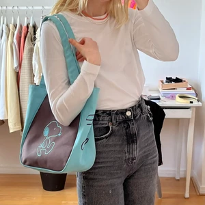 VÄSKA -  cool väska i väldigt 2000-style!!!!!!! Måtten är : bredd ca 25 cm och längd 30 cm 💛💛