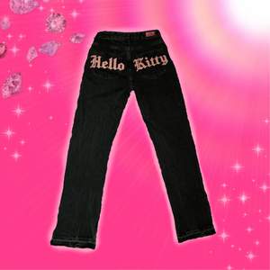 Helt nya och oanvända Hello Kitty jeans från Bershka som inte går att få tag på längre!! Strl 38 men lite små i storleken. Alla prislappar finns kvar! Pris 500 kr + 79 kr frakt💗