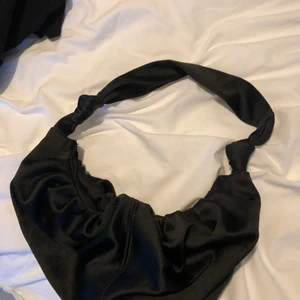 Silkes svart väska  - Från ginatricot