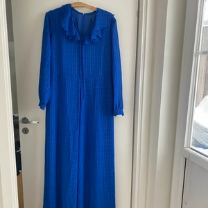 Vintage dress - Otroligt fin klänning köpt second hand. I felfritt skick och endast använd vid två tillfällen på plåtningar. Utan klackar behöver man vara minst 175 cm för att den inte ska gå i marken. 