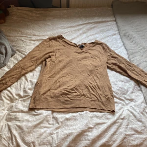 Beige/brun tröja från H&M  - En tröja från H&M i strl. L med 4 knappar på baksidan, jätteskön. Ska paketet skickas står köparen för frakten!🥰