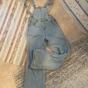  Hängselbyxor  - Personligen älskar jag dessa med dom är alldeles för långa för mig (jag är 157), så har knappt använt dom. Kan mötas upp i både Uppsala, Öresundsbro och Enköping!