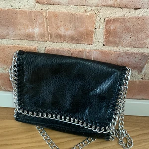 svart väska från Tiamo - svart väska från Tiamo som jag ej använder längre! kan fraktas 🥰