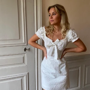 Vit klänning  - Säljer min fina studentklänning från obsession Stockholm. Endast använt 1 gång, perfekta klänningen!  Den är slutsåld på hemsidan och orginal priset är 950kr + frakt. Bilder är lånade, men skriv privat för fler! Skulle säga att klänningen passar en s/m. !! Frakt ingår inte i priset!!