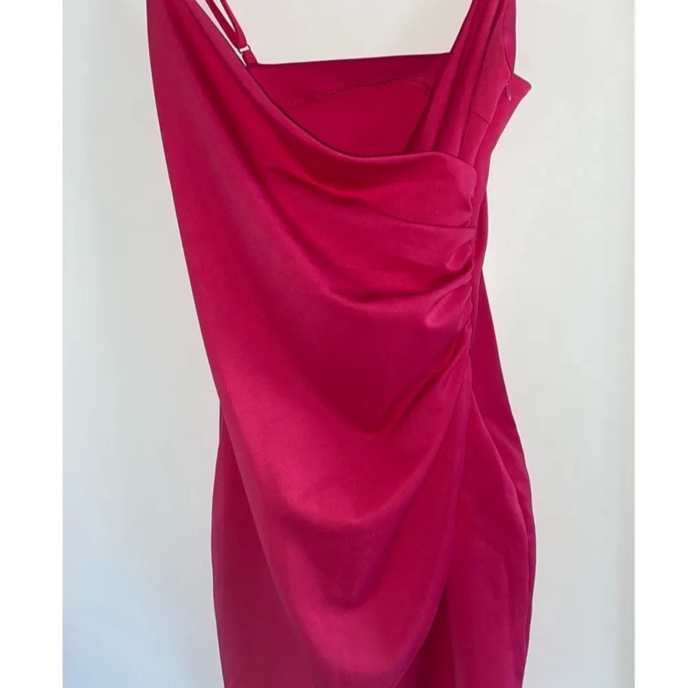 En mörk rosa klänning som jag köpe för två veckor sen men tyvvär så passar den inte mig. Den är helt ny och bara provat en gång. Nypris 400kr❣️. Klänningar.