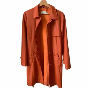 Vintage orange regnjacka/trenchcoat 🧥 supersnygg och jättebra kvalitet, made in Italy. Modellen bär oftast xs och är 174cm lång. Skriv om funderingar 🧡