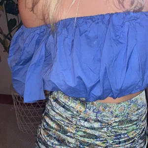 Blå kroppad topp - Blå kroppad topp från Zara💙 går att ha off shoulder eller över axlarna! 