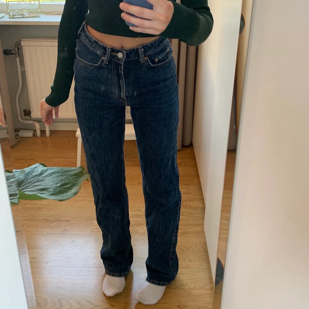 Raka jeans i en jättefin mörkblå tvätt!! Modellen Rowe från Weekday. Passar mig som är runt 167cm. Jeans & Byxor.