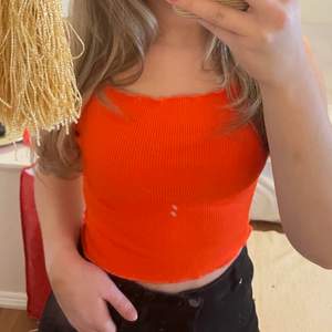 Neon orange linne från bikbok, ganska croppat 🧡🧡 från bikbok och storlek S!