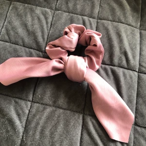 Shrunchie  - Scrunchie från glitter 💖 oanvänd, köpte för ett år sedan ungefär💘