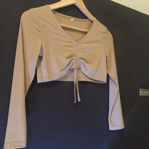 Shein - Riktigt skönt matriall men också tunn! Har använts 2 gånger då jag provat den, inga skador :)