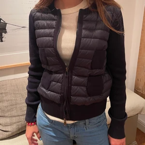 Moncler cardigan  - Säljer denna moncler cardigan marinblå i storlek M den är i superfint skick kvitto finns