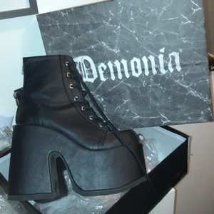Demonia camel-203  - Säljer dessa Demonia Camels i strl US7 (37)då jag själv blev lurad på storleken av förra ägaren. De är basicly ny-skick. Jag köpte för 1400 så säljer för 1100. Vill man ha frakt får man stå för det. Kan mötas i Sthlm