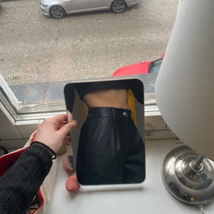 Skidbyxor  - Säljer dessa skinbyxor från bershka då de är alldeles för korta på mig. De är i storlek S men skulle säga att de passar på xs. Köparen står för frakt💕