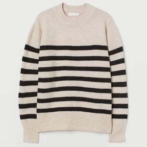 H&M- Stickad tröja  - Säljer denna jättefina stickade tröjan från H&M som är helt slutsåld. Passar perfekt att ba slänga över en T-shirt eller klänning!! Den är verkligen i supermjukt material och inte alls stickig! Tröjan är använd ett fåtal gånger och i väldigt fint skick! Buda från 100 eller köpt direkt för 300 exklusive frakt.