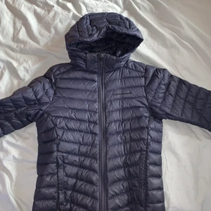 Peak performance Jr Frost down  - En blå peak performance jacka för juniorer i bra skick passar perfekt för våren.                                                                      Köpare står för frakt