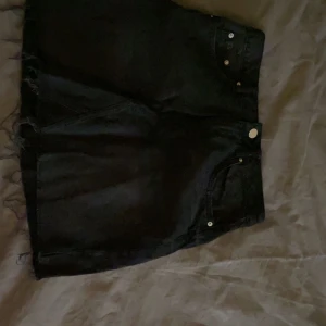 Kjol - Säljer denna jeanskjol som är använd max 2 gånger!💓
