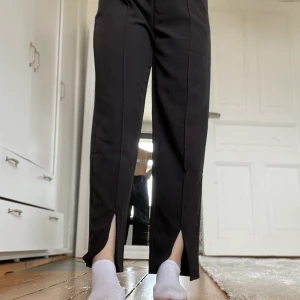 Storlek 38 - Ett par jättefina kostymbyxor från NA-KD. Tyvärr aldrig använt då de är lite för stora. Säljer för endast 100kr. 