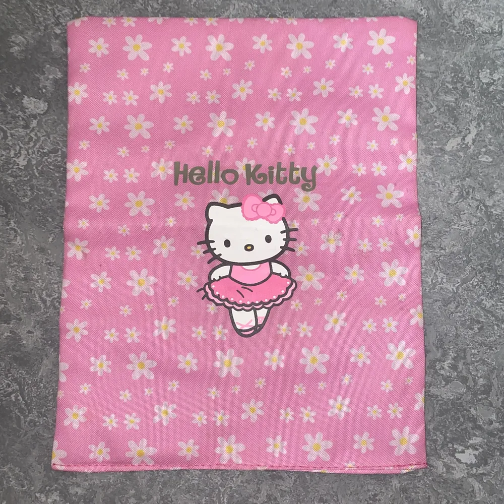 Supersöt rosa hello Kitty duk. Den är gammal men inte så använd. Har några små fläckar som knappt syns och kommer säkert bort om man tvättar eller torkar av. Frakt på 13kr tillkommer. Skriv vid frågor 🦋. Accessoarer.