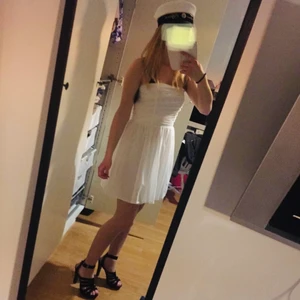 Vit klänning! - Superfin vit klänning från Nelly! Helt oanvänd då jag hade en annan klänning sen på studenten. Den är axebandslöd och har tyll i ”kjolen”.  lappen hänger kvar!