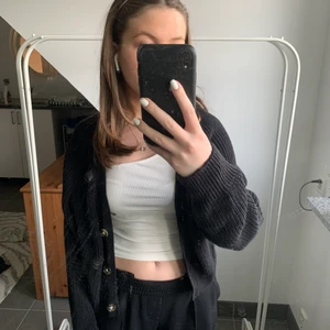 Cardigan - Jättefin stickad cardigan från monki💕💕 den är köpt för nått år sedan men är i bra skick👌🏼 den passar någon som är S/Xs! Frakt ingår i priset!!