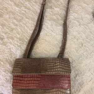 Väska från Na-Kd - Säljer en väska från NA-KD. Använd 1 gång, alltså i nyskick. 💓 Har ett större fack med en liten ficka med dragkedja 💖💗💕 