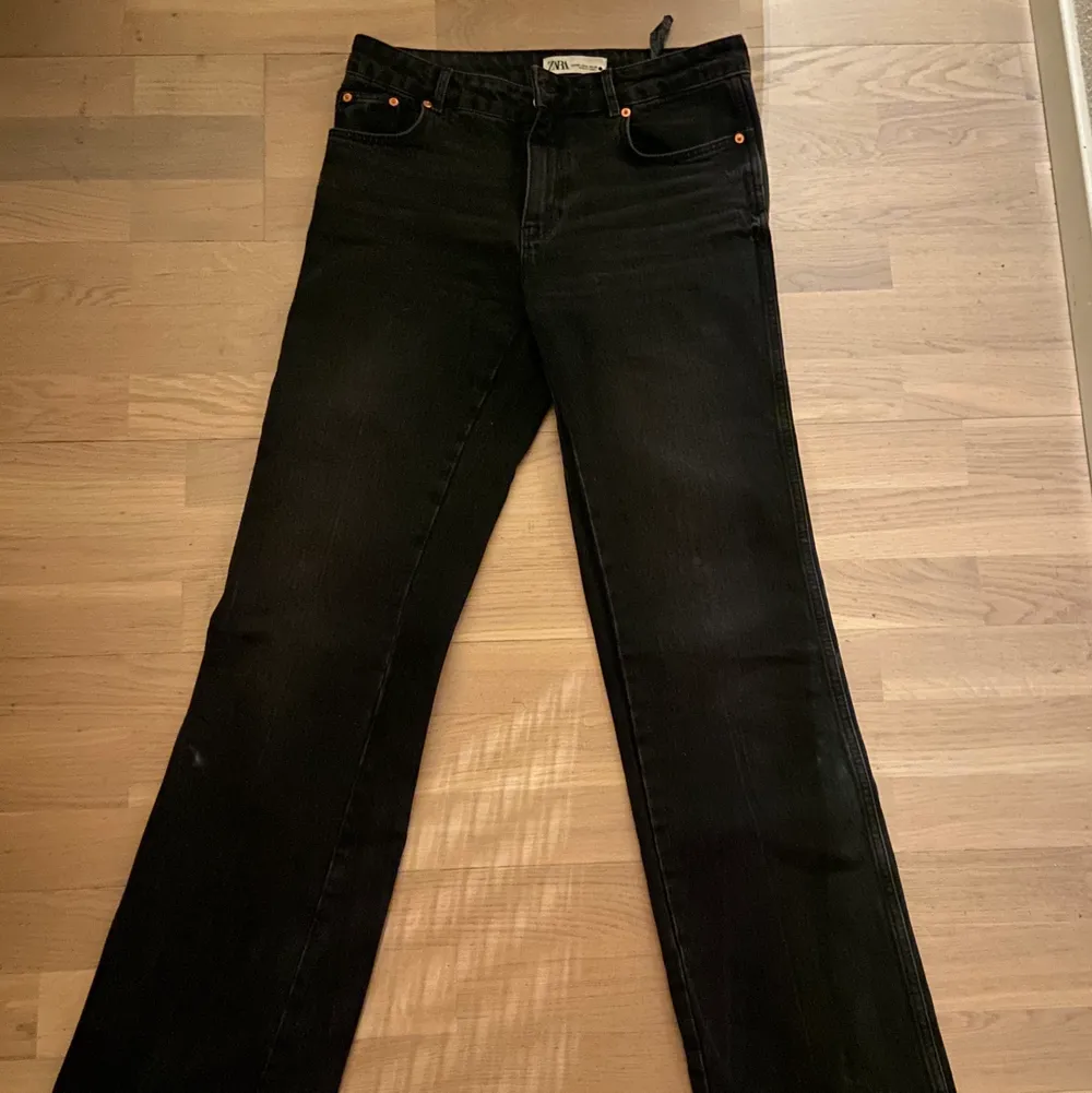 ZARA raka grå jeans med slitningar nere midwaist😋. Farkut & Housut.