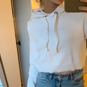 Zara hoddie - Stickad hoddie från zara❤️❤️ ett litet hål i axeln