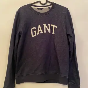 Mörkblå tröja från Gant, använt 3-4 gånger. I strl M. Original pris 800kr ungefär. Säljs för 200kr men pris kan även diskuteras.💙
