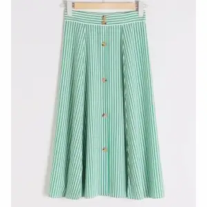 Jättefin och söt grön/ vit randig, halvlång kjol med knappar från & Other stories. Kjolen är i storlek 34. Väldigt bra skick. 💚🤍
