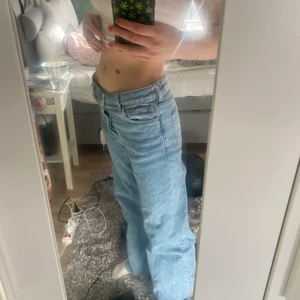 Vida/baggy jeans - Lite stora i midjan för mig. Oanvända och jätte sköna. 