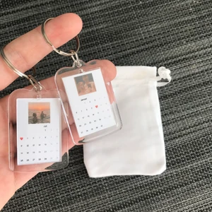 Nyckelring med datum - Har du ett datum du tycker lite extra om? Då passar denna nyckelringen perfekt🤩  Man väljer själv vilken månad, vilket datum hjärtat ska vara och vilken bild som ska vara ovan.  1 för 69kr, 2 för 119kr & 3 för 159kr osv. Frakt ingår!