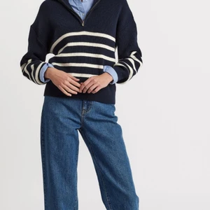 Vit randig mörkblå Zip Up tröja  - Storlek: S. Skick: Använt skick inte nopprig. Hör av dig om frågor upphör 😊