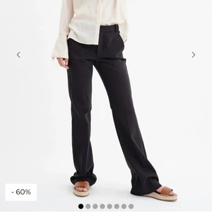 Kostymbyxor  - Säljer dessa jättefina kostymbyxor från Inwear. Dessa är använda 1 gång men det är inget fel på dom. Säljer för att dom inte kommer till någon användning. Färgen är marinblå och de är i storlek 36. Skulle också passa jättebra på någon som brukar ha strl 34. Dom är i nyskick. Skriv till mig om ni är intresserade 💓Nypris 1000kr. Köp direkt för 550kr