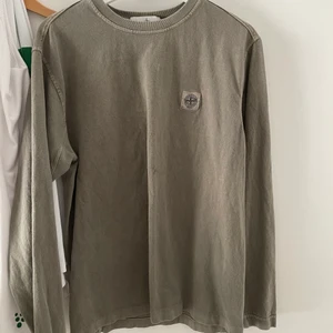 Stone island long sleve strl M - skick 8/10, liten fläck på framsidan där med det billiga priset.