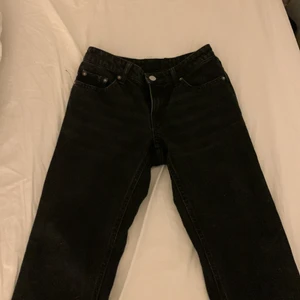 Lågmidjade jeans - Säljer mina weekday jeans som är Lågmidjade!💕