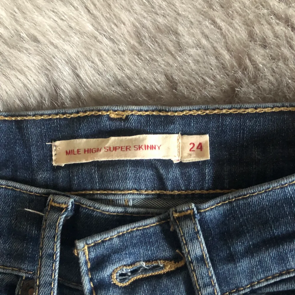 Ett par helt vanliga skinny jeans ifrån Levis i jättebra skick!! Skriv för fler bilder❤️. Jeans & Byxor.